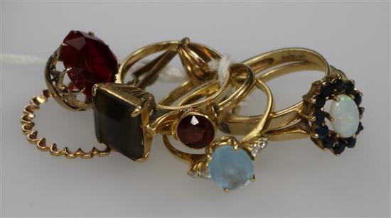 Two 18ct gold and gem set rings, two 9ct rings, one 14ct ring and a 14ct gold pendant.